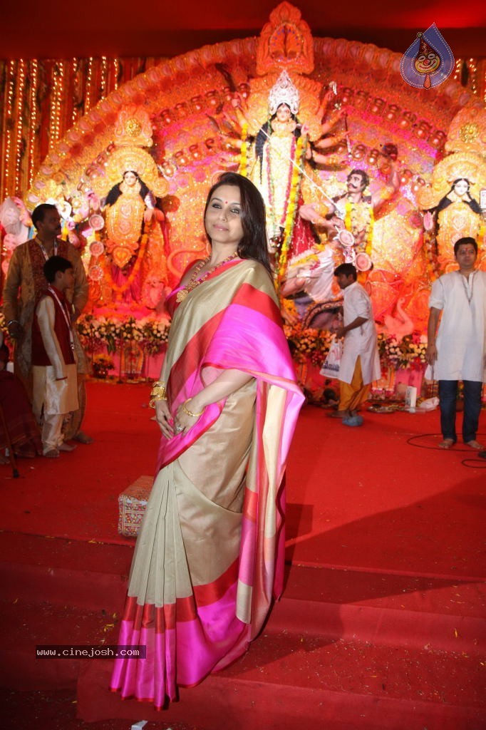 Bolly Celebs at Durga Pooja - 17 / 78 photos