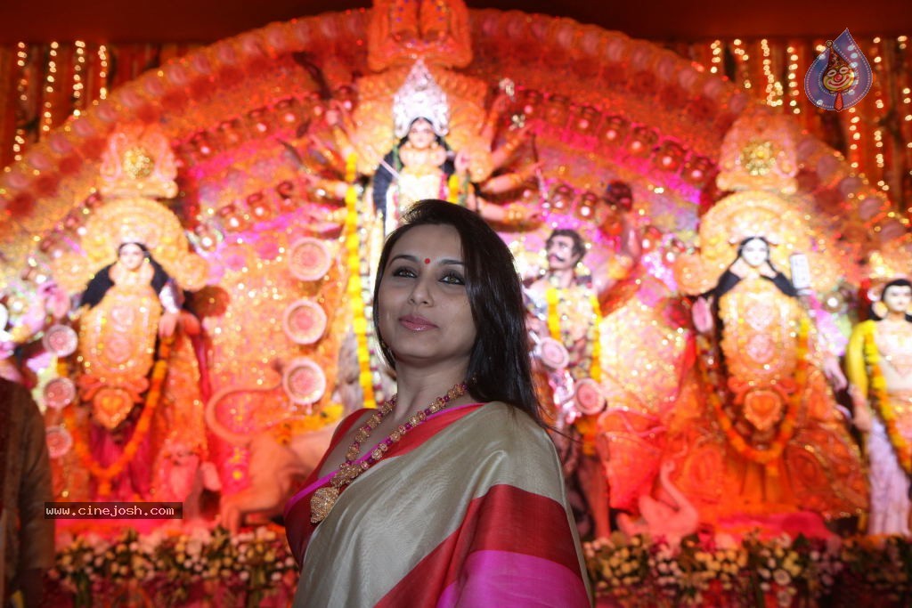 Bolly Celebs at Durga Pooja - 25 / 78 photos