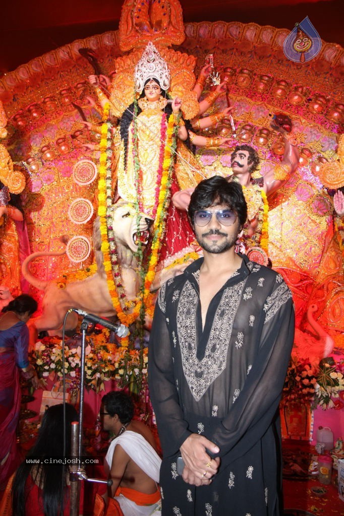 Bolly Celebs at Durga Pooja - 31 / 78 photos