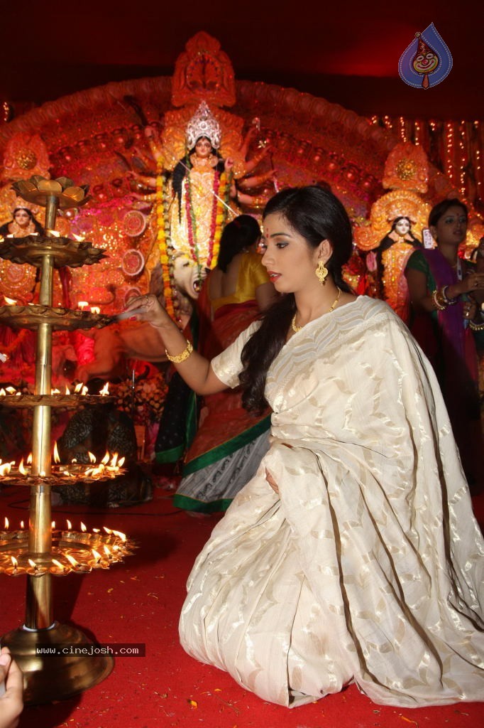 Bolly Celebs at Durga Pooja - 33 / 78 photos