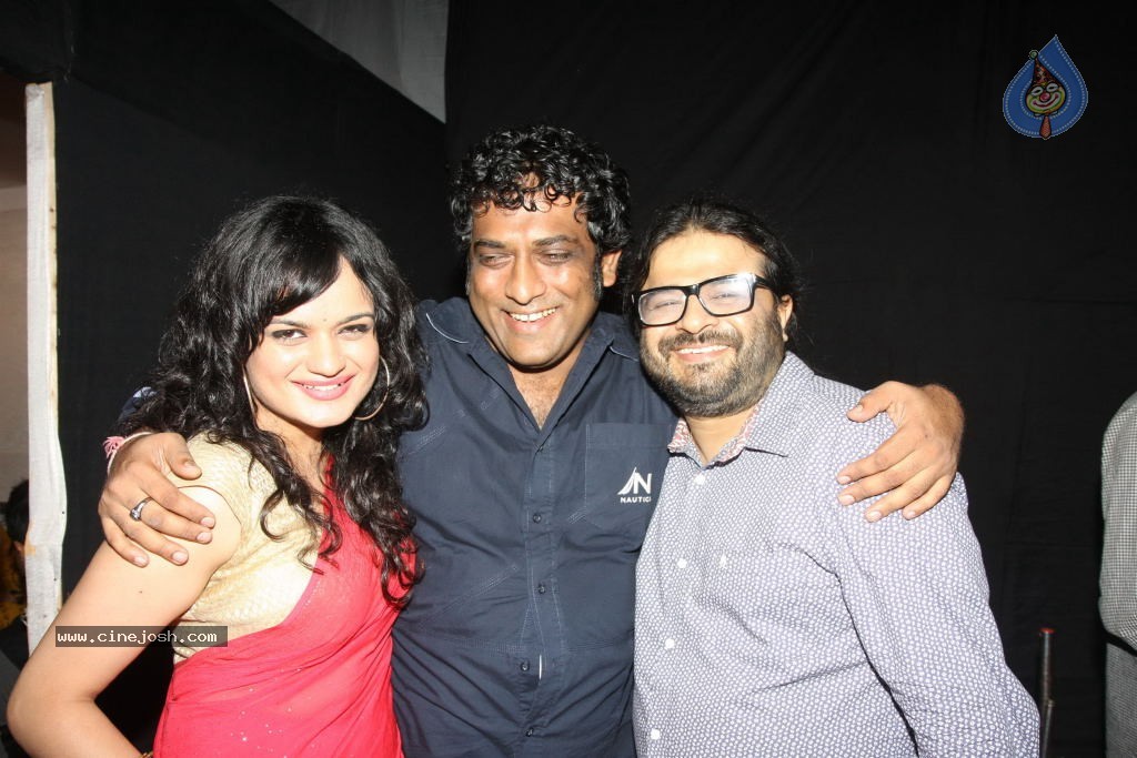 Bolly Celebs at Durga Pooja - 34 / 78 photos
