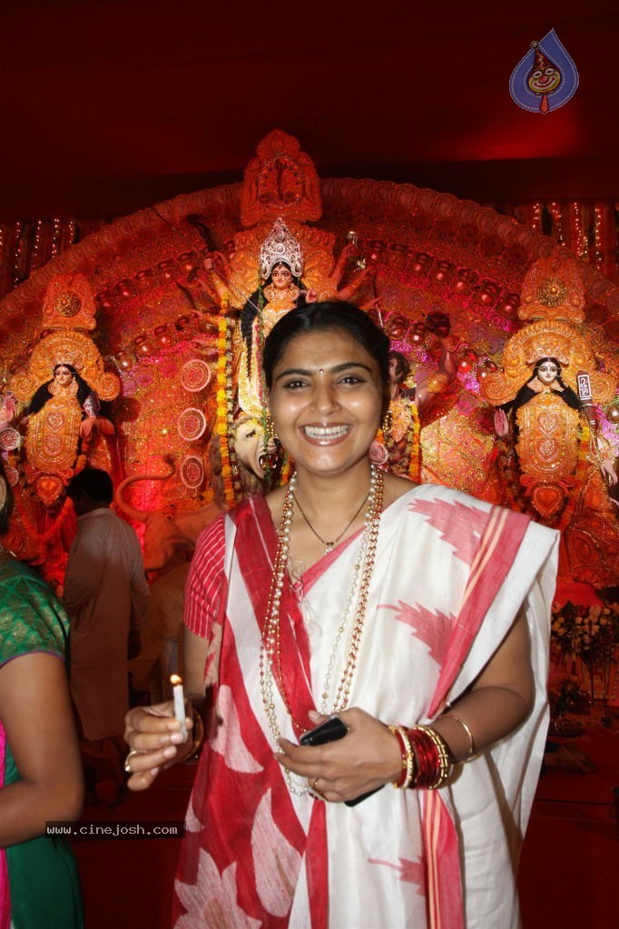 Bolly Celebs at Durga Pooja - 35 / 78 photos