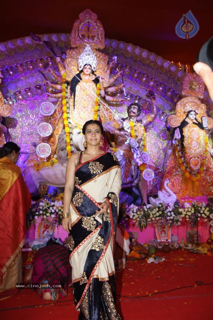 Bolly Celebs at Durga Pooja - 38 / 78 photos