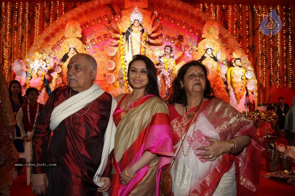 Bolly Celebs at Durga Pooja - 47 / 78 photos