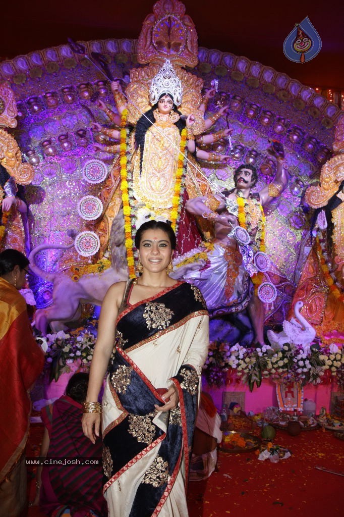 Bolly Celebs at Durga Pooja - 48 / 78 photos