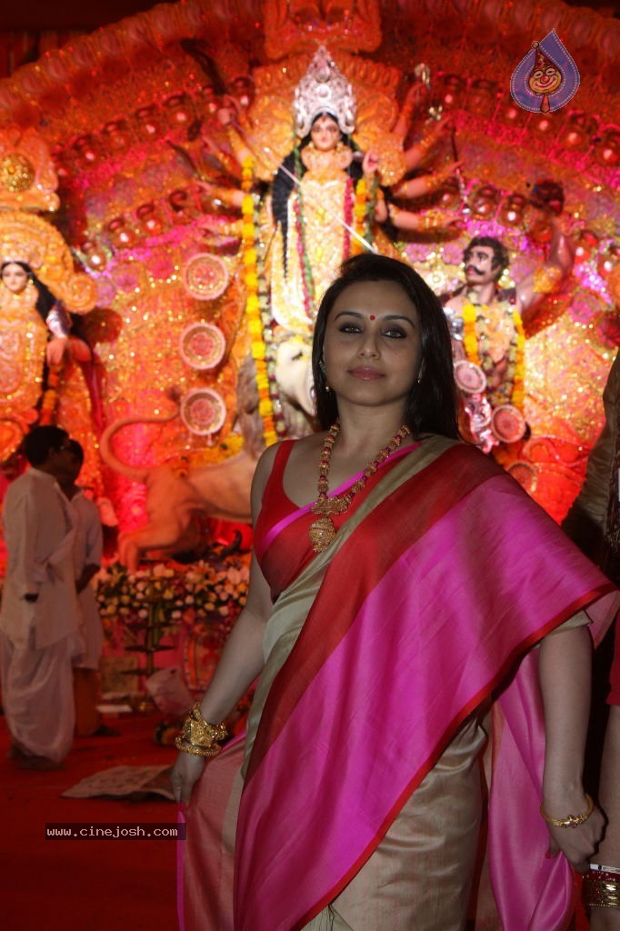 Bolly Celebs at Durga Pooja - 50 / 78 photos