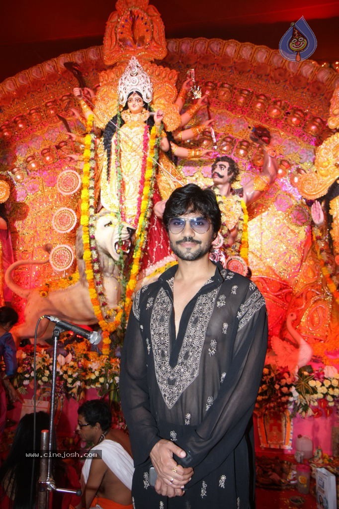 Bolly Celebs at Durga Pooja - 51 / 78 photos