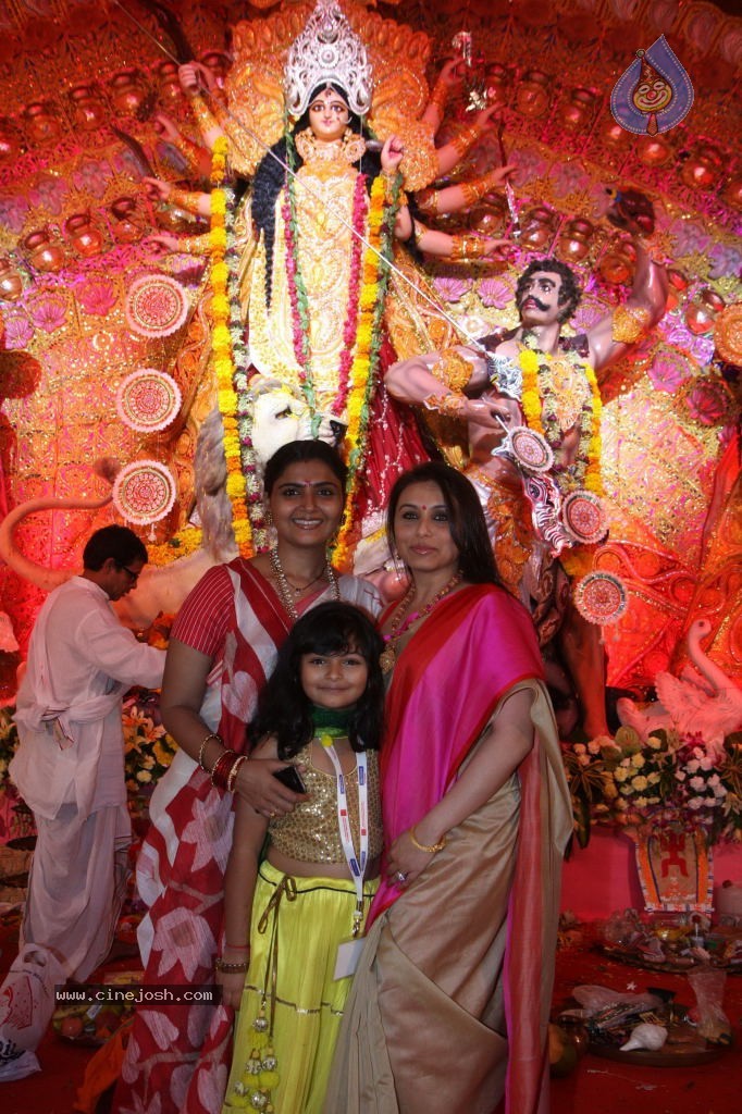 Bolly Celebs at Durga Pooja - 52 / 78 photos