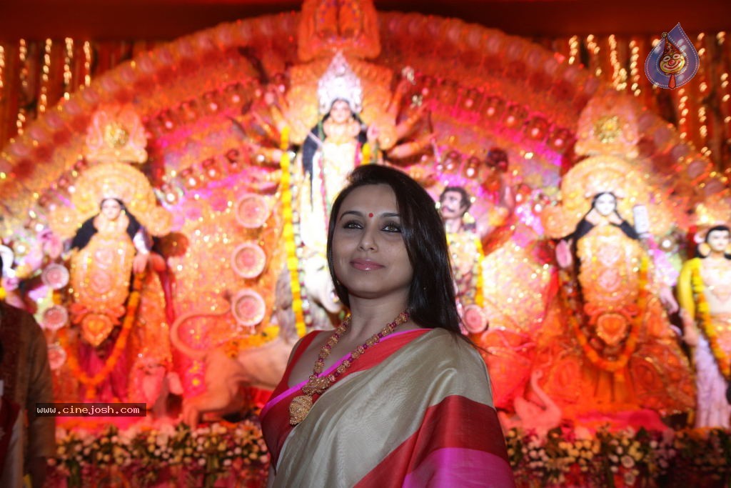 Bolly Celebs at Durga Pooja - 61 / 78 photos