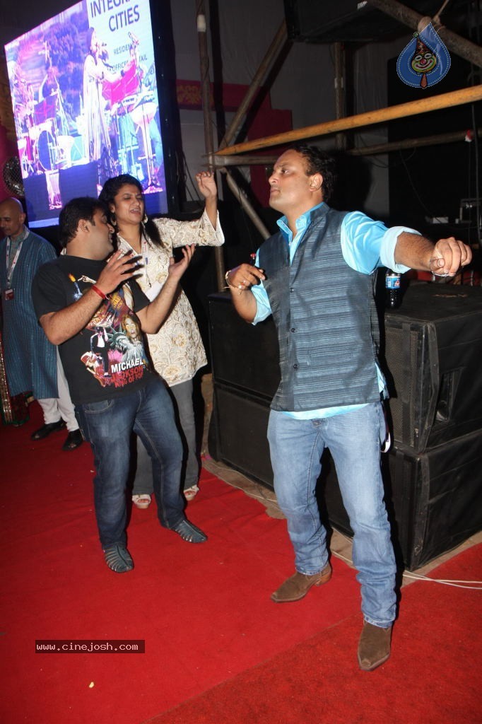 Bolly Celebs at Durga Pooja - 65 / 78 photos