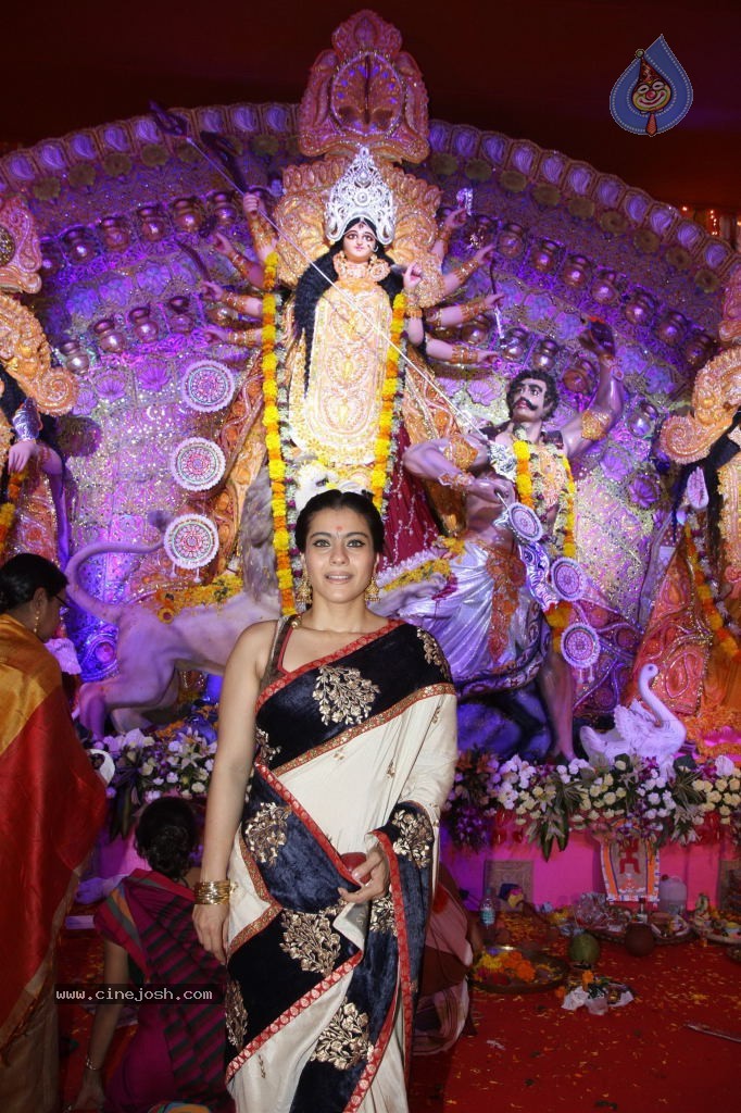 Bolly Celebs at Durga Pooja - 66 / 78 photos