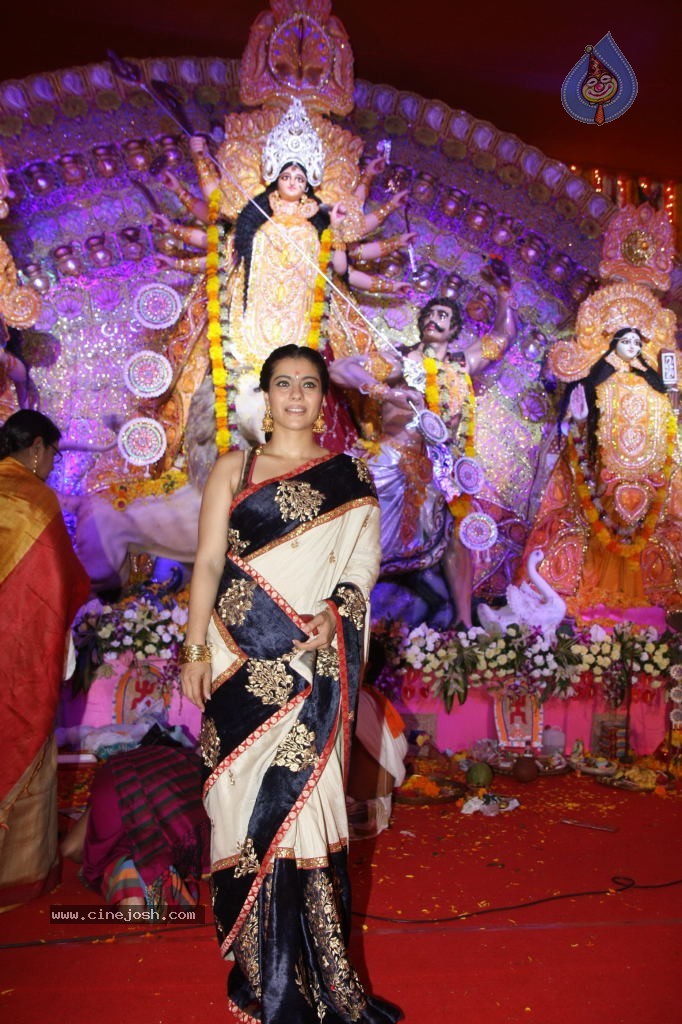 Bolly Celebs at Durga Pooja - 67 / 78 photos