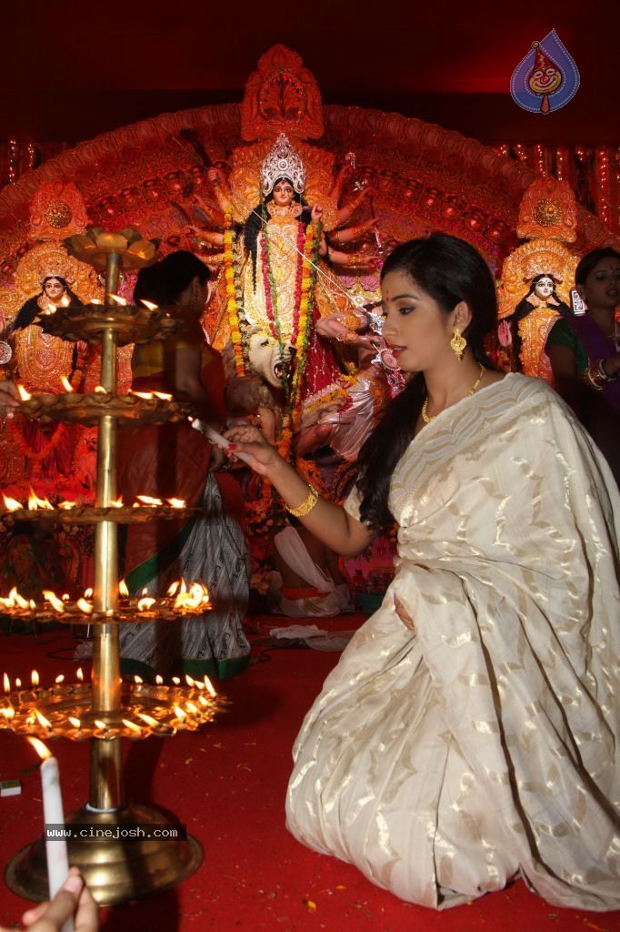 Bolly Celebs at Durga Pooja - 69 / 78 photos