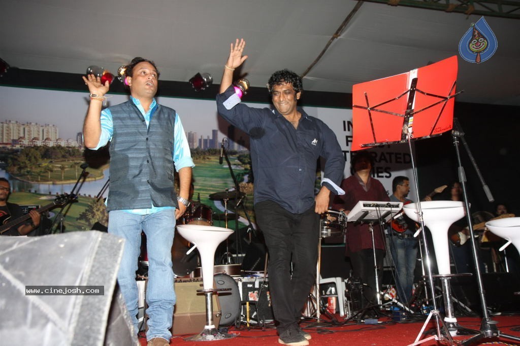 Bolly Celebs at Durga Pooja - 70 / 78 photos
