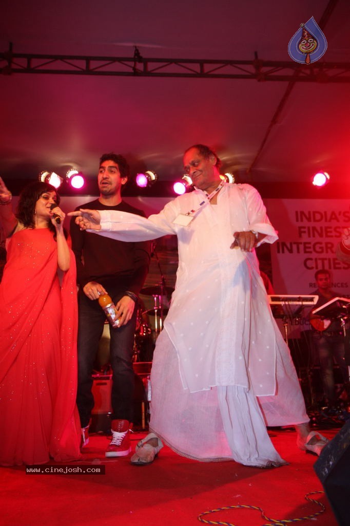 Bolly Celebs at Durga Pooja - 71 / 78 photos