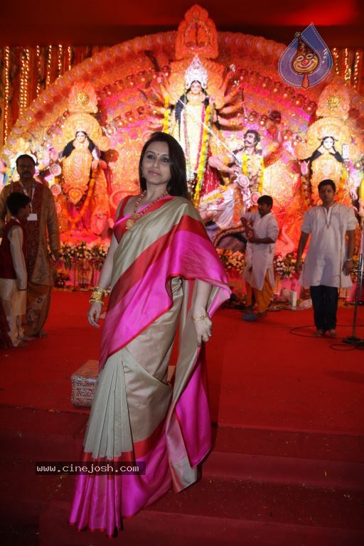 Bolly Celebs at Durga Pooja - 75 / 78 photos