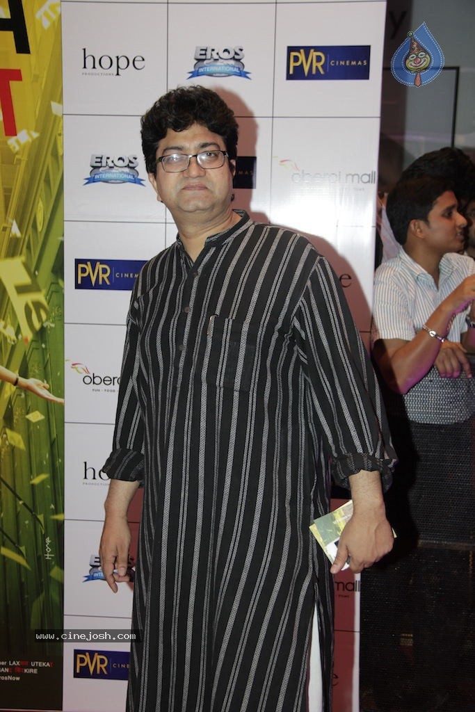 Bolly Celebs at English Vinglish Premiere Show - 27 / 115 photos
