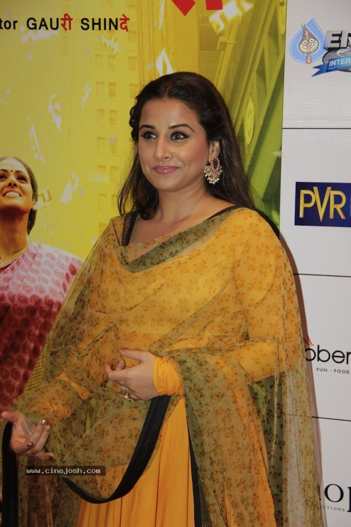 Bolly Celebs at English Vinglish Premiere Show - 30 / 115 photos