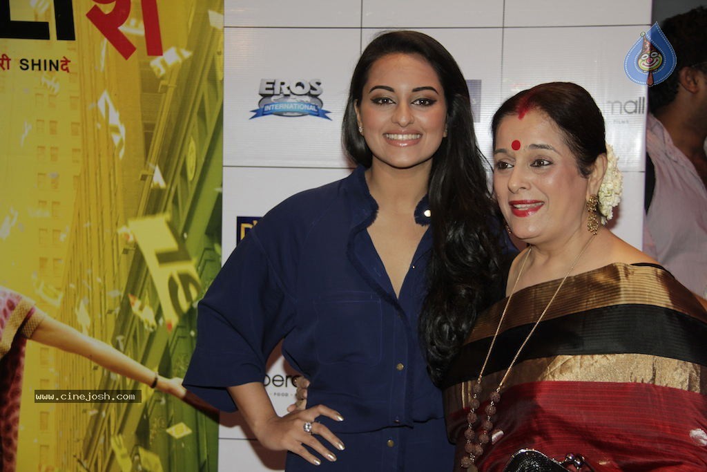 Bolly Celebs at English Vinglish Premiere Show - 43 / 115 photos