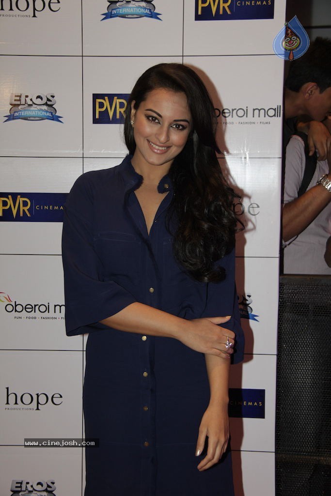 Bolly Celebs at English Vinglish Premiere Show - 52 / 115 photos