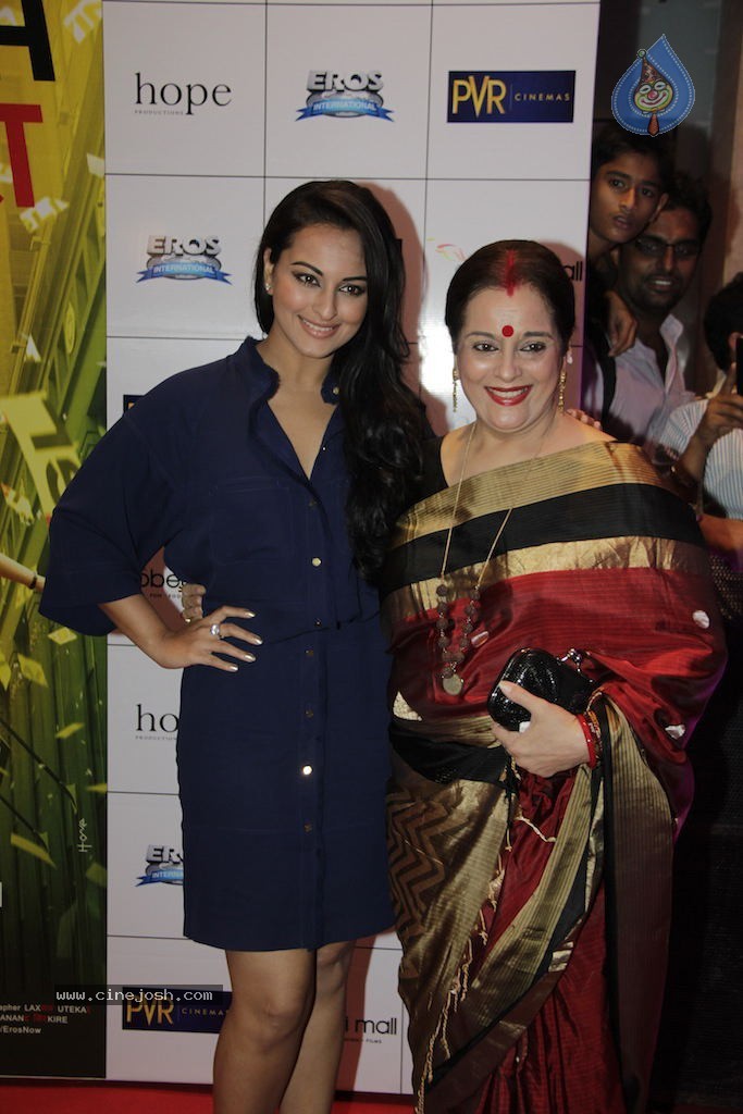 Bolly Celebs at English Vinglish Premiere Show - 73 / 115 photos