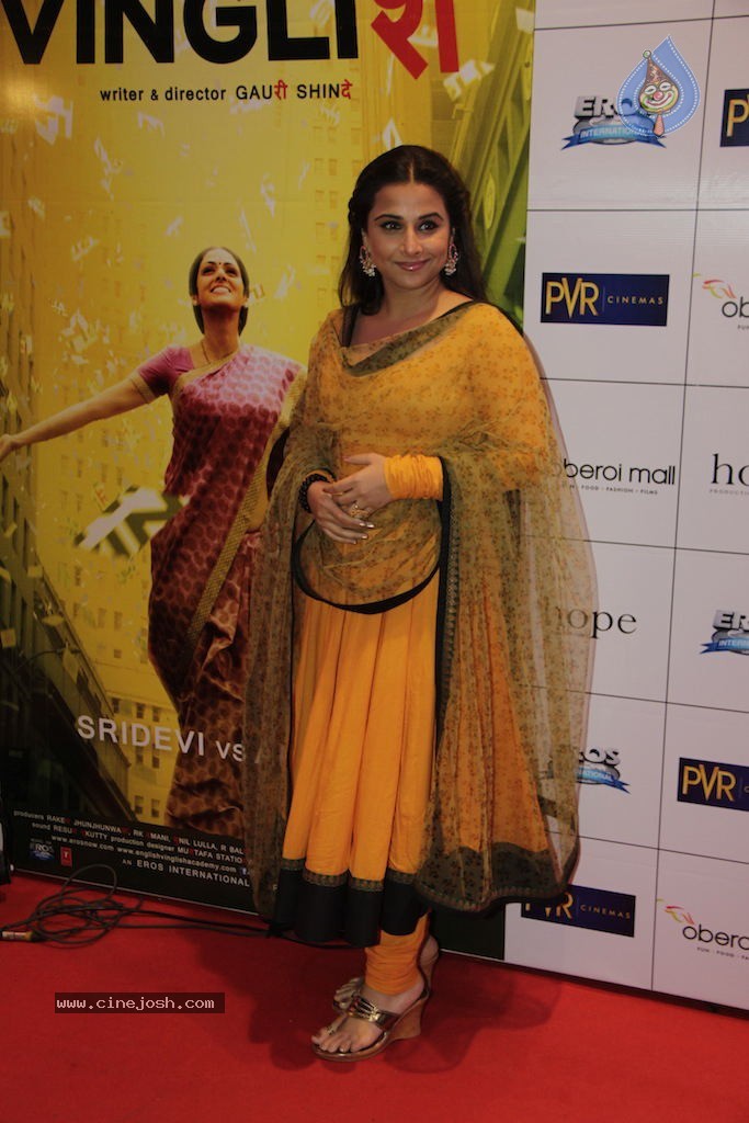 Bolly Celebs at English Vinglish Premiere Show - 86 / 115 photos