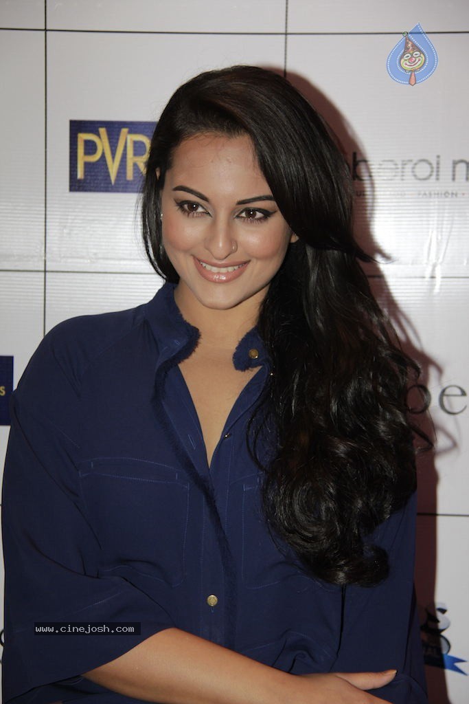 Bolly Celebs at English Vinglish Premiere Show - 89 / 115 photos
