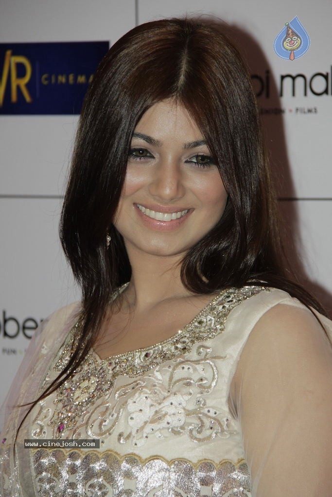 Bolly Celebs at English Vinglish Premiere Show - 98 / 115 photos