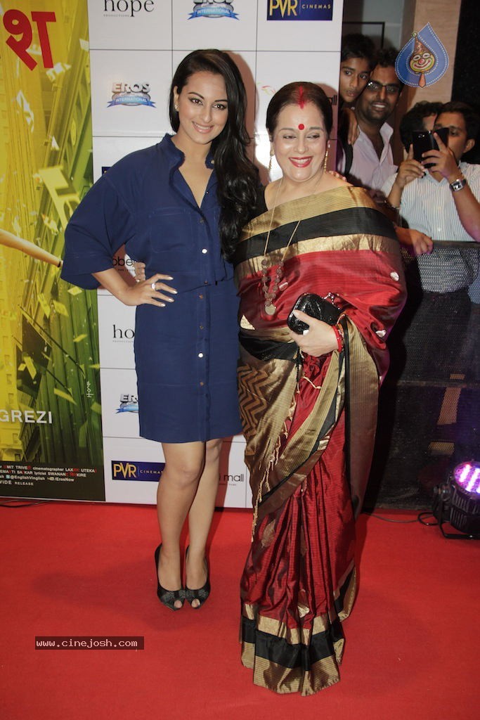 Bolly Celebs at English Vinglish Premiere Show - 115 / 115 photos