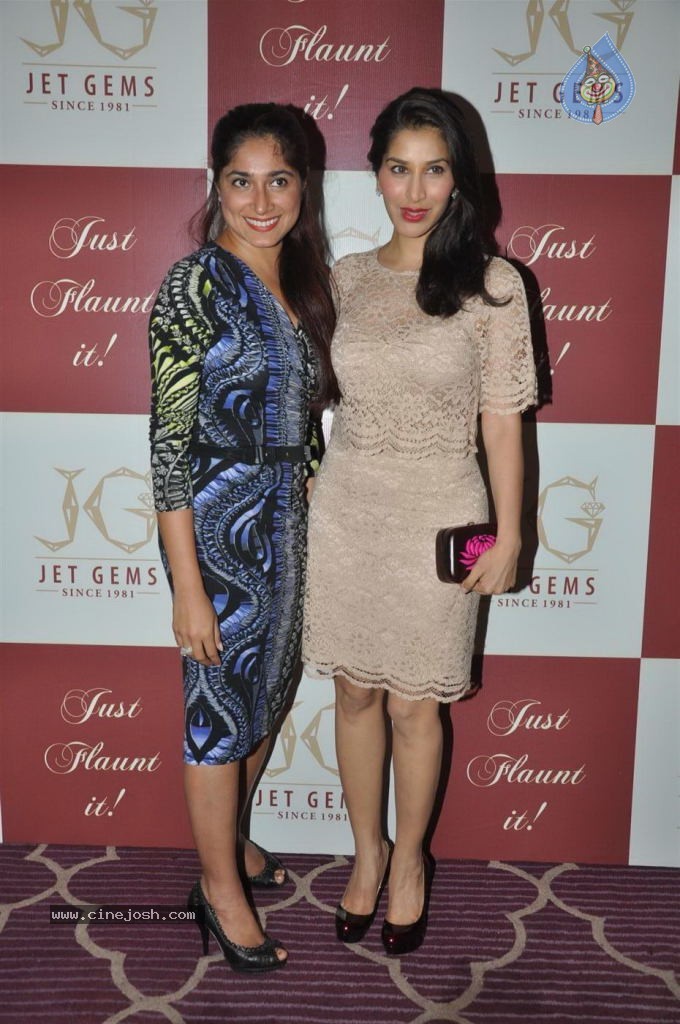 Bolly Celebs at Face of Jet Gems Launch - 35 / 87 photos