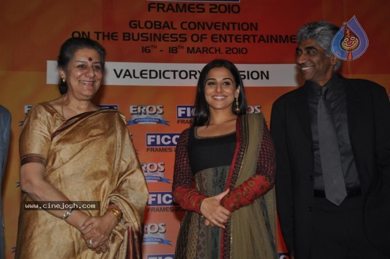 Bolly Celebs at FICCI Frames Finale - 7 / 40 photos