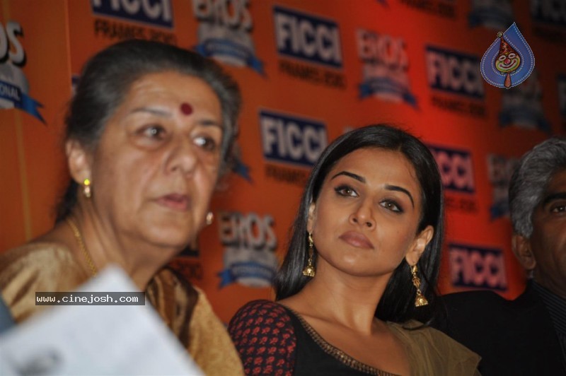 Bolly Celebs at FICCI Frames Finale - 13 / 40 photos