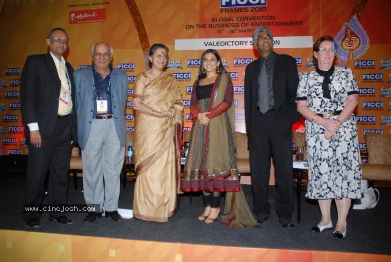 Bolly Celebs at FICCI Frames Finale - 22 / 40 photos