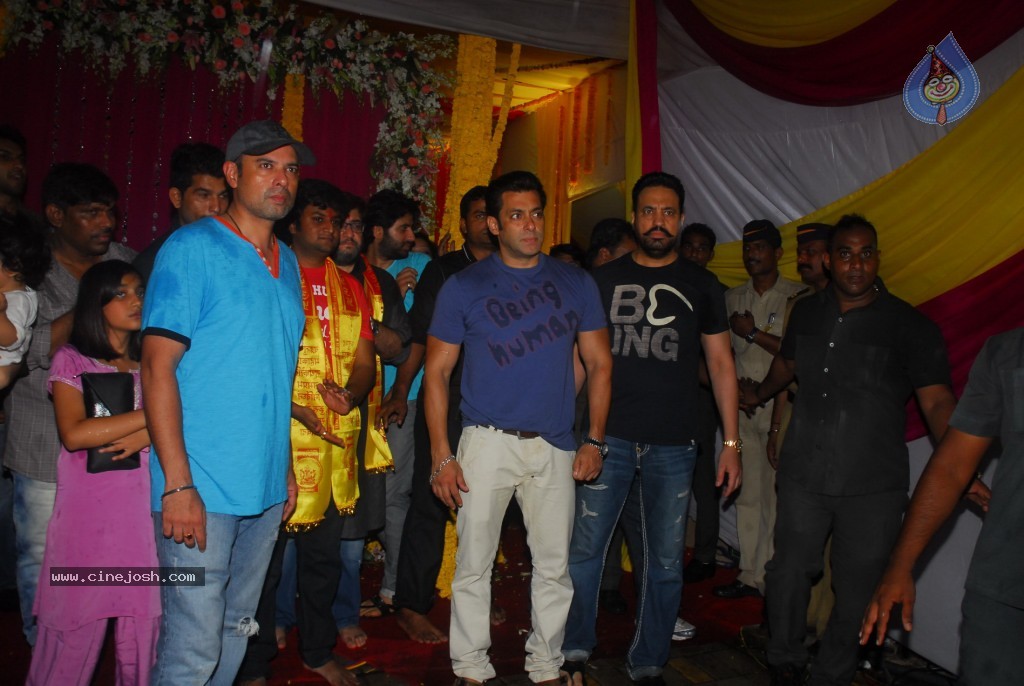 Bolly Celebs at Ganapati Visarjan Event - 3 / 61 photos