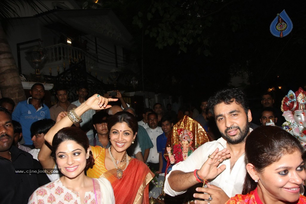 Bolly Celebs at Ganapati Visarjan Event - 4 / 61 photos
