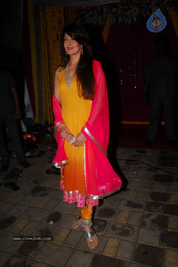 Bolly Celebs at Ganapati Visarjan Event - 9 / 61 photos