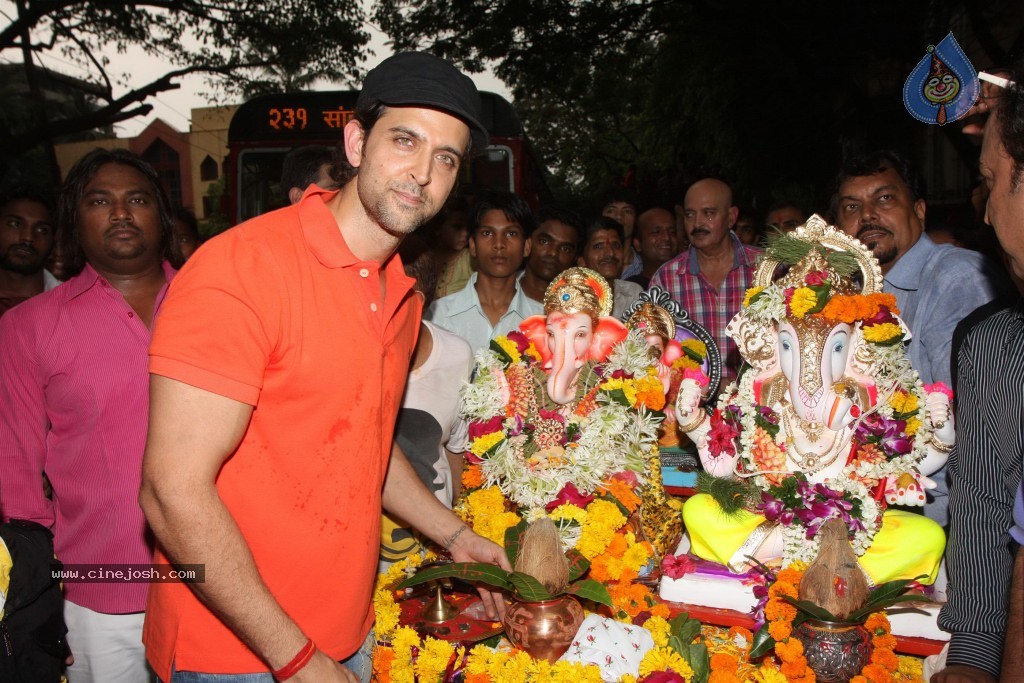 Bolly Celebs at Ganapati Visarjan Event - 10 / 61 photos