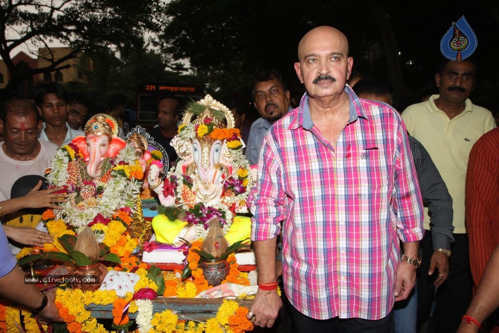 Bolly Celebs at Ganapati Visarjan Event - 11 / 61 photos