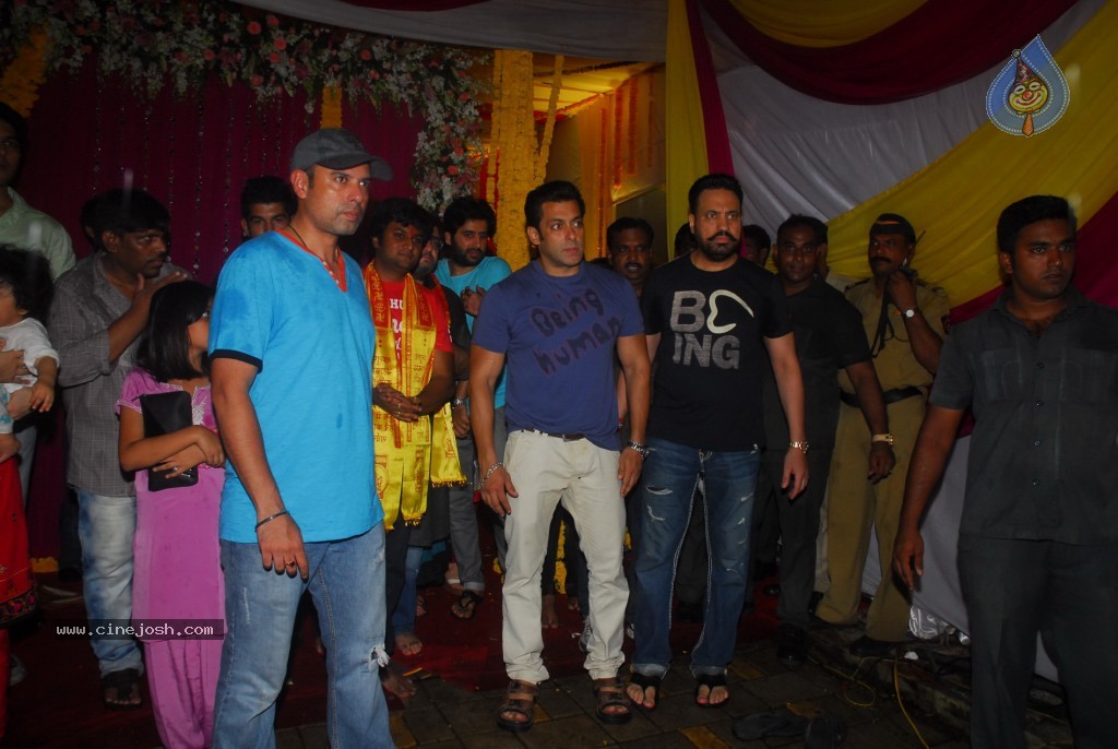 Bolly Celebs at Ganapati Visarjan Event - 13 / 61 photos