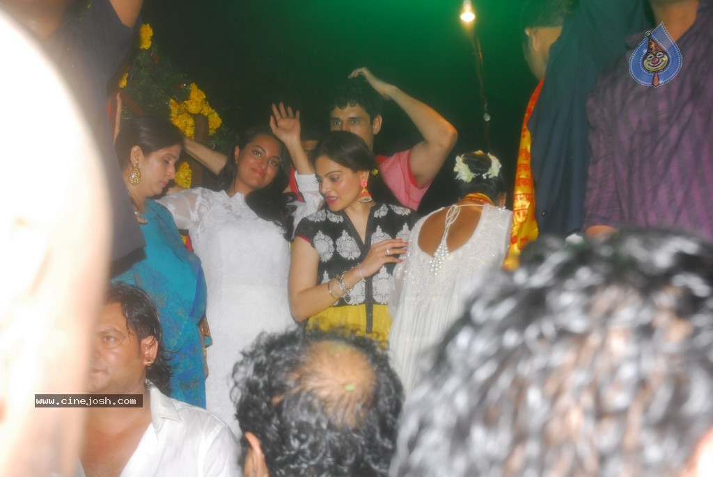 Bolly Celebs at Ganapati Visarjan Event - 15 / 61 photos