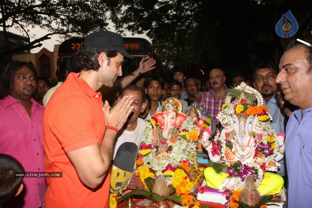Bolly Celebs at Ganapati Visarjan Event - 17 / 61 photos
