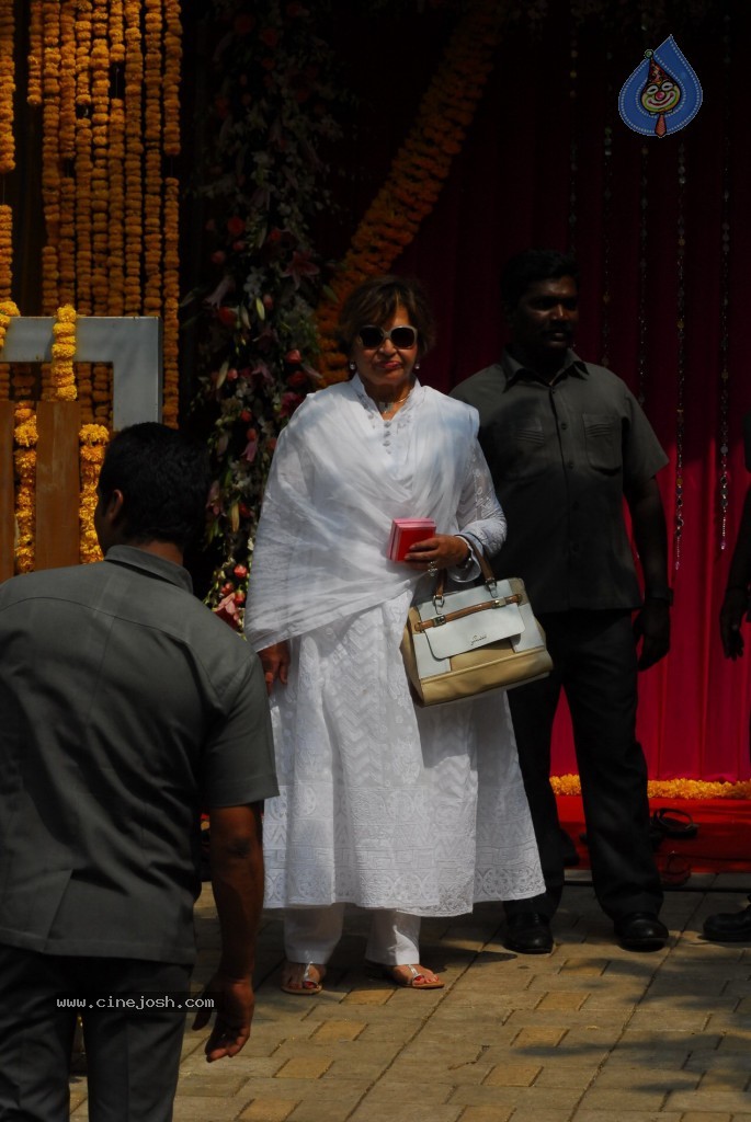Bolly Celebs at Ganapati Visarjan Event - 18 / 61 photos