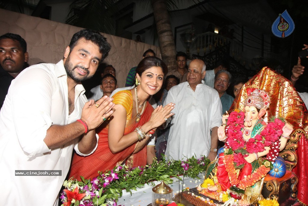 Bolly Celebs at Ganapati Visarjan Event - 19 / 61 photos