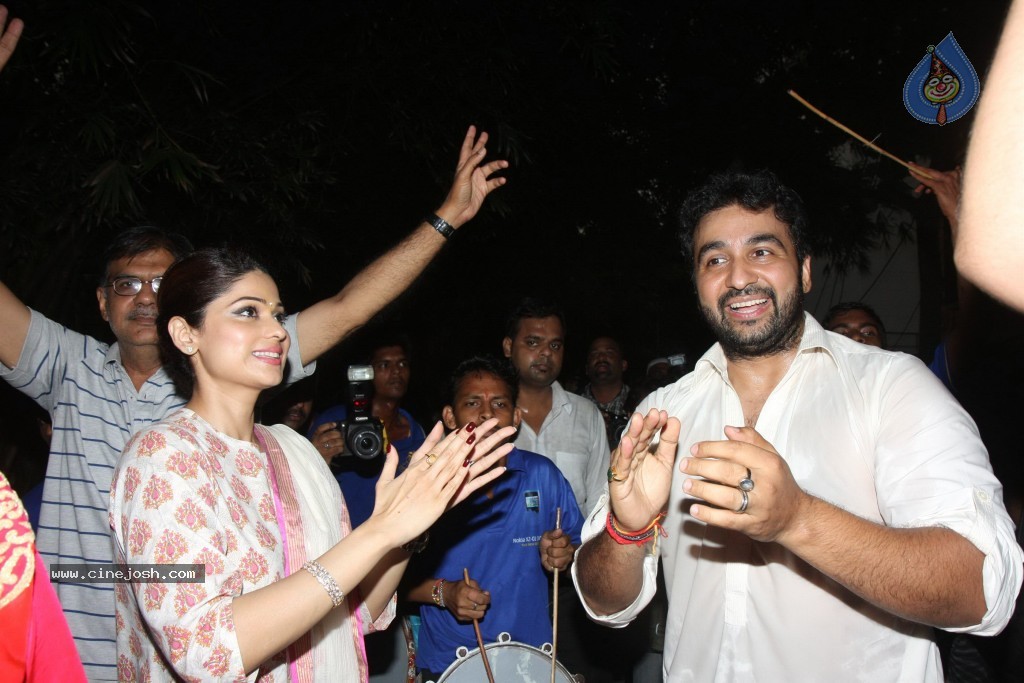 Bolly Celebs at Ganapati Visarjan Event - 20 / 61 photos
