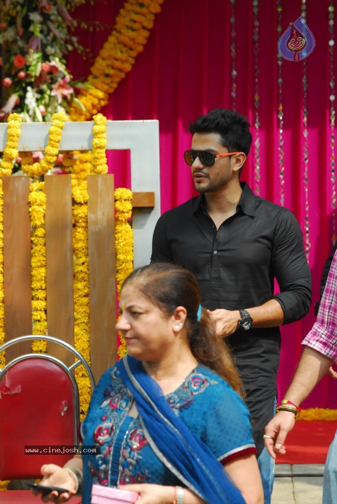 Bolly Celebs at Ganapati Visarjan Event - 21 / 61 photos