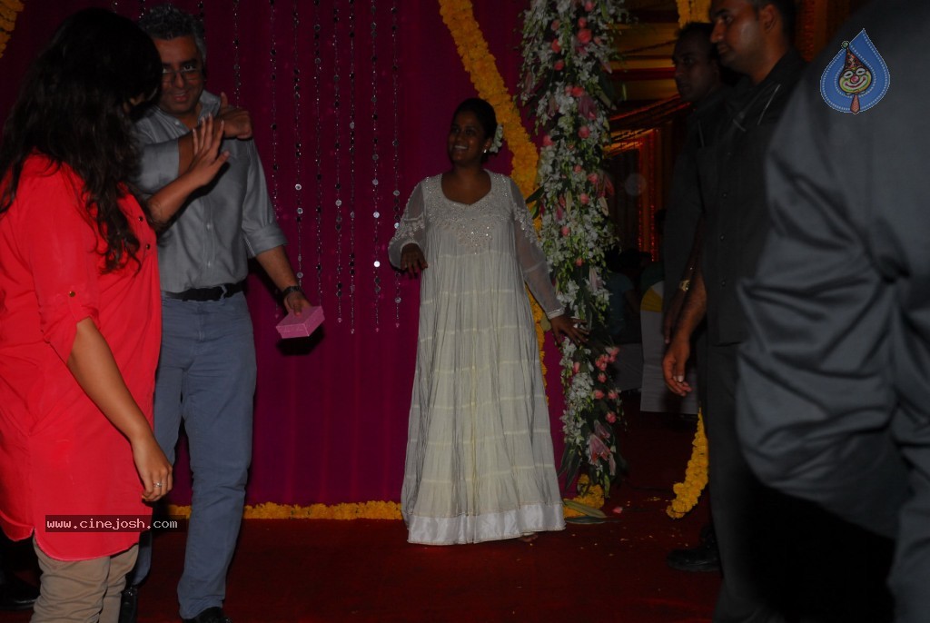 Bolly Celebs at Ganapati Visarjan Event - 46 / 61 photos