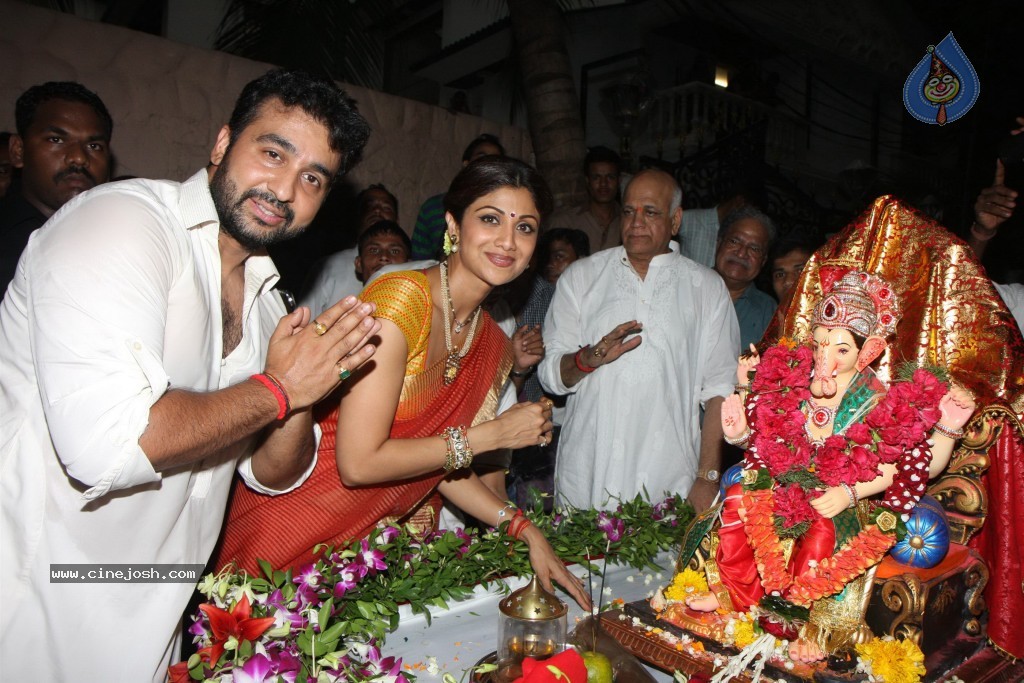 Bolly Celebs at Ganapati Visarjan Event - 47 / 61 photos