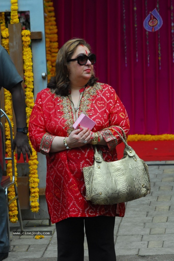 Bolly Celebs at Ganapati Visarjan Event - 55 / 61 photos