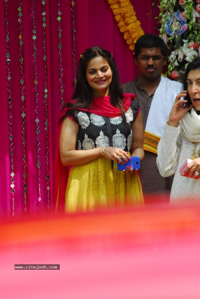 Bolly Celebs at Ganapati Visarjan Event - 60 / 61 photos