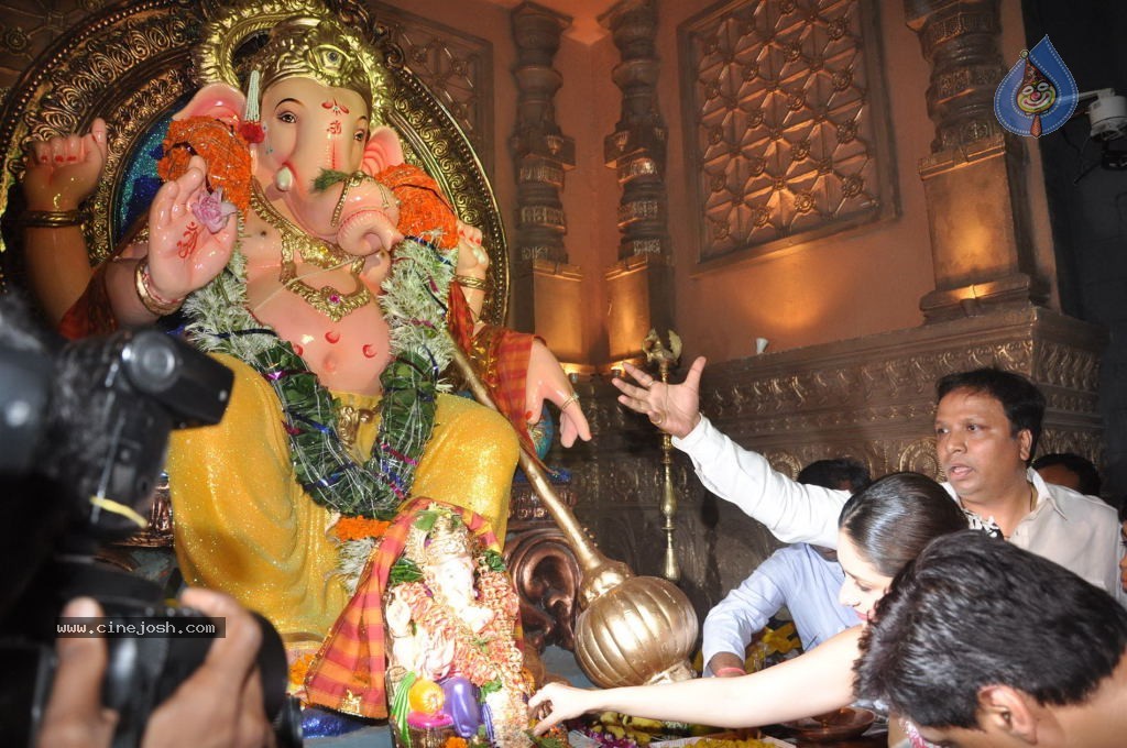 Bolly Celebs at Ganesh Visarjan Event - 3 / 106 photos